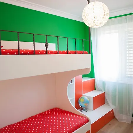 Apartment Jason's Modern Zaboric