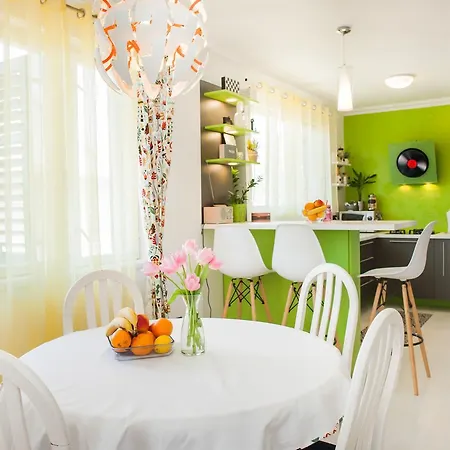 Jason's Modern Apartment *